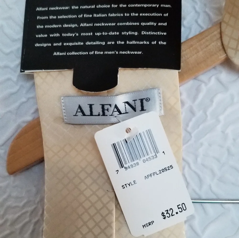 NWT Alfani Silk Gold Cream box pattern tie